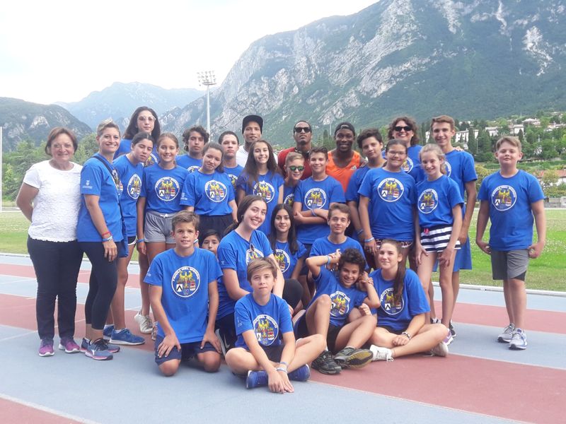 Il gruppo dei ragazzi del Summercamp a Gemona con gli atleti sudafricani scorsa edizione 2018